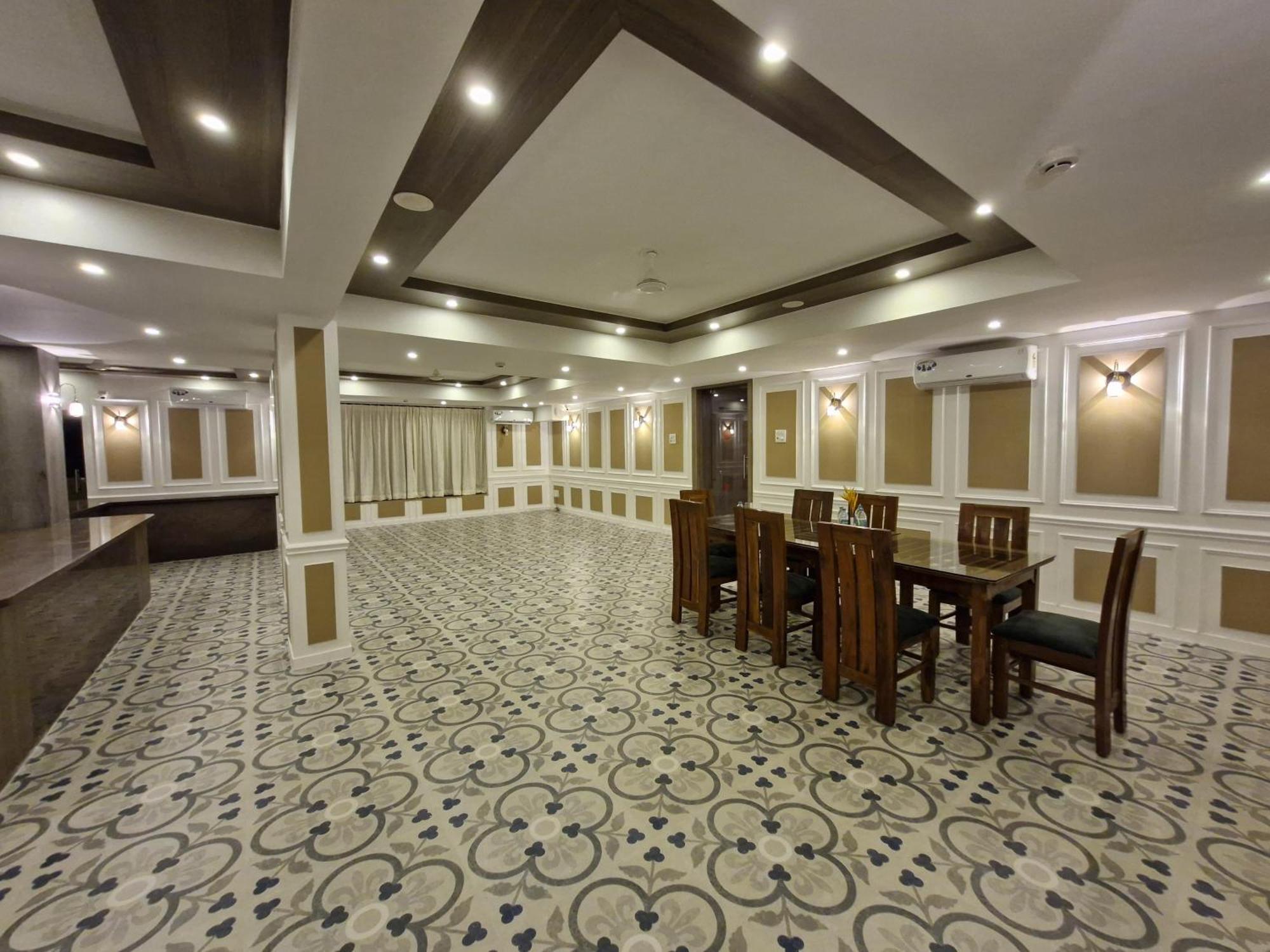Golden Landmark Green Valley Beach Resort Dona Paula Bagian luar foto