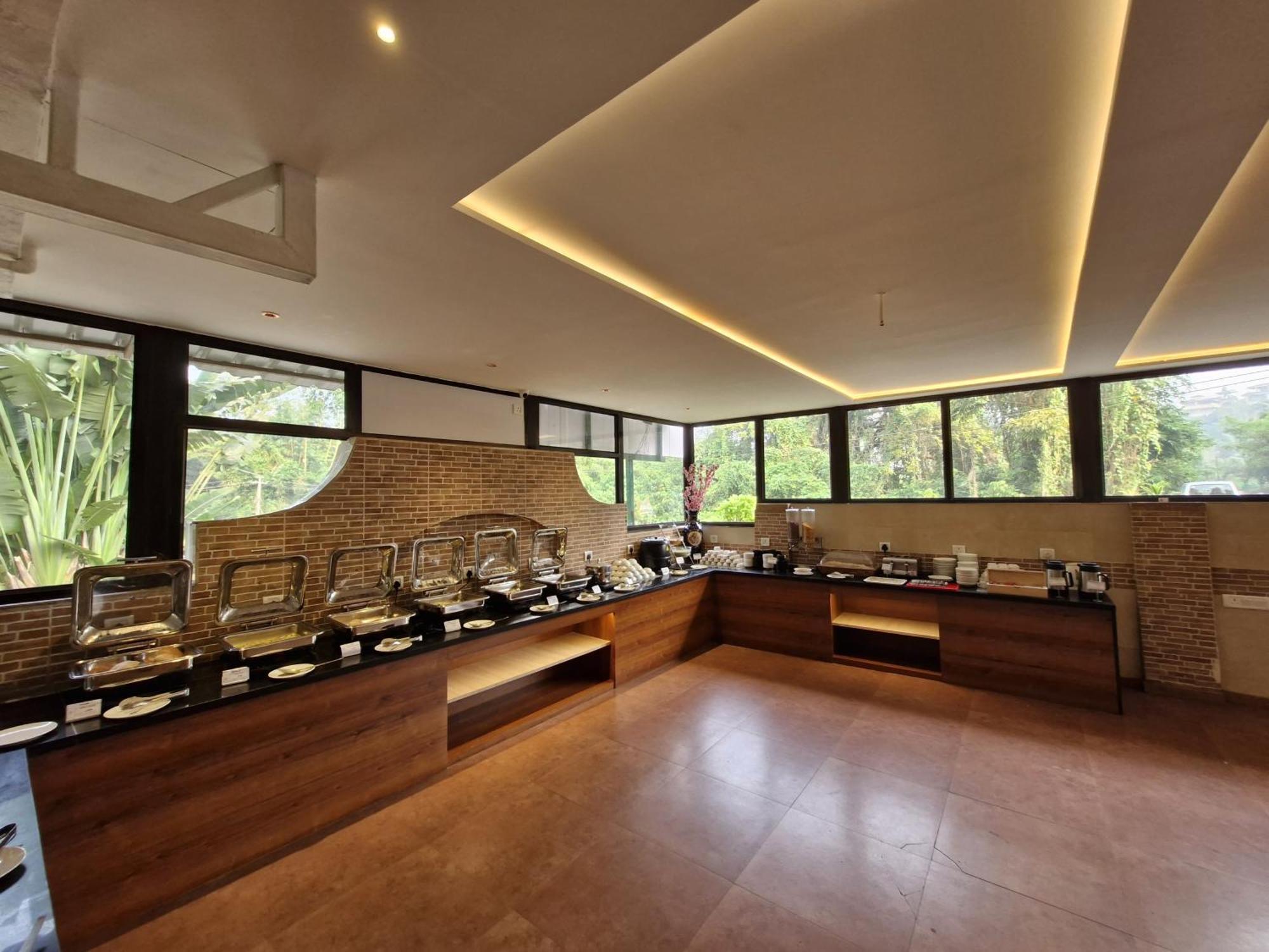Golden Landmark Green Valley Beach Resort Dona Paula Bagian luar foto