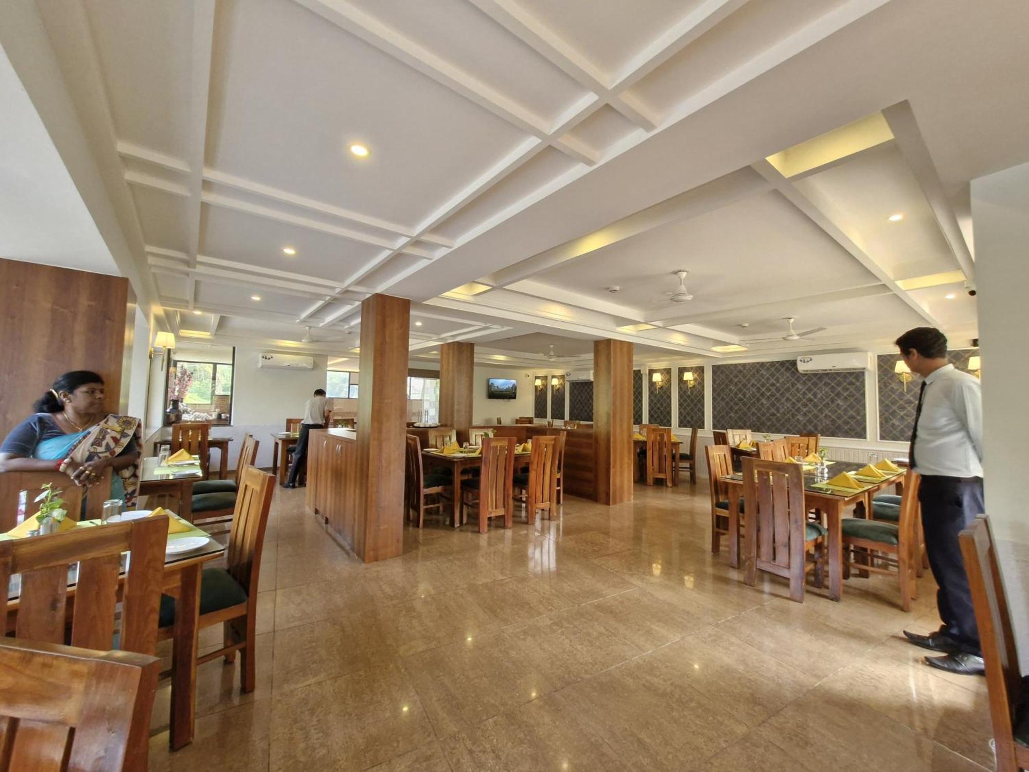 Golden Landmark Green Valley Beach Resort Dona Paula Bagian luar foto