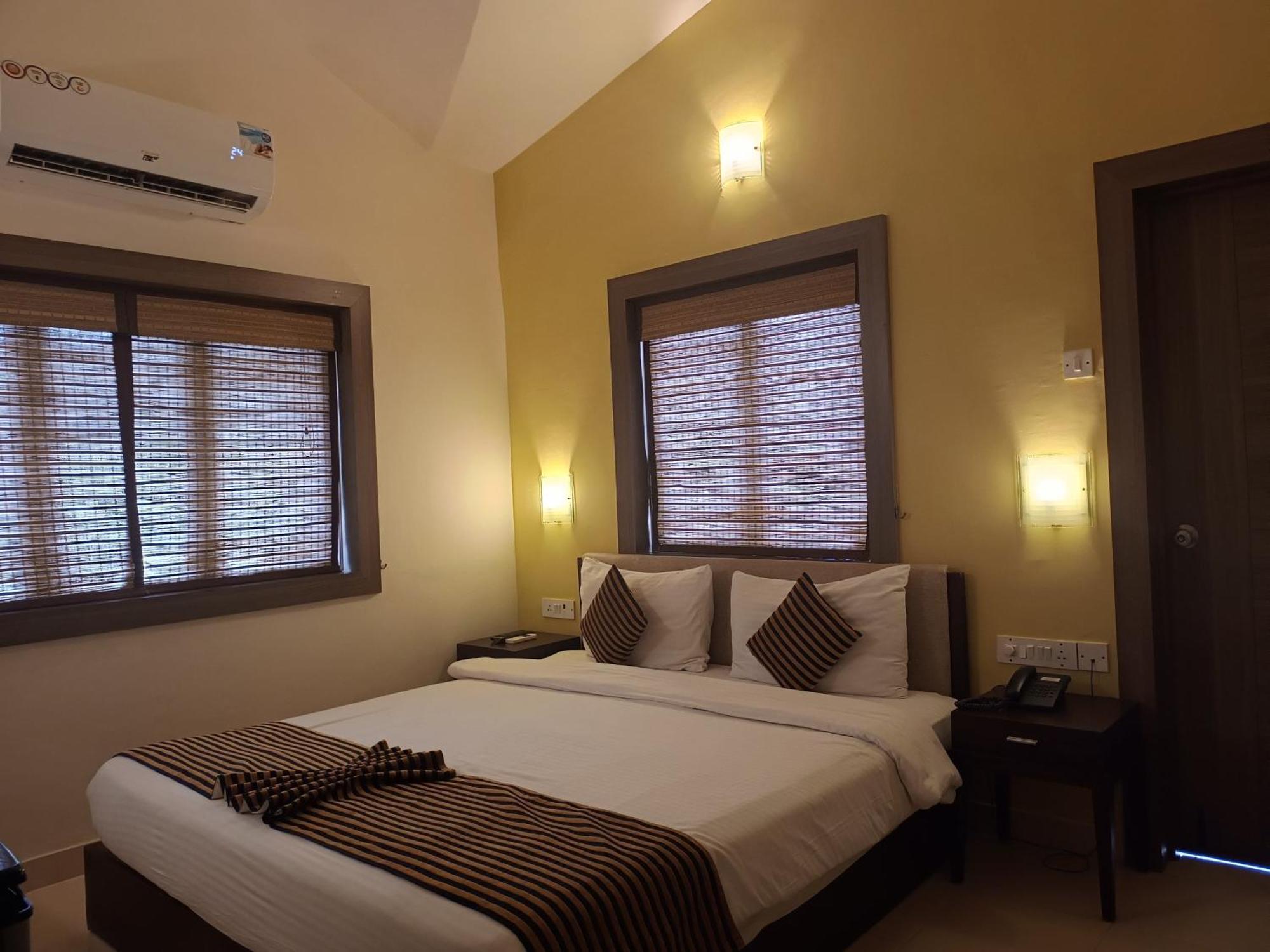 Golden Landmark Green Valley Beach Resort Dona Paula Bagian luar foto