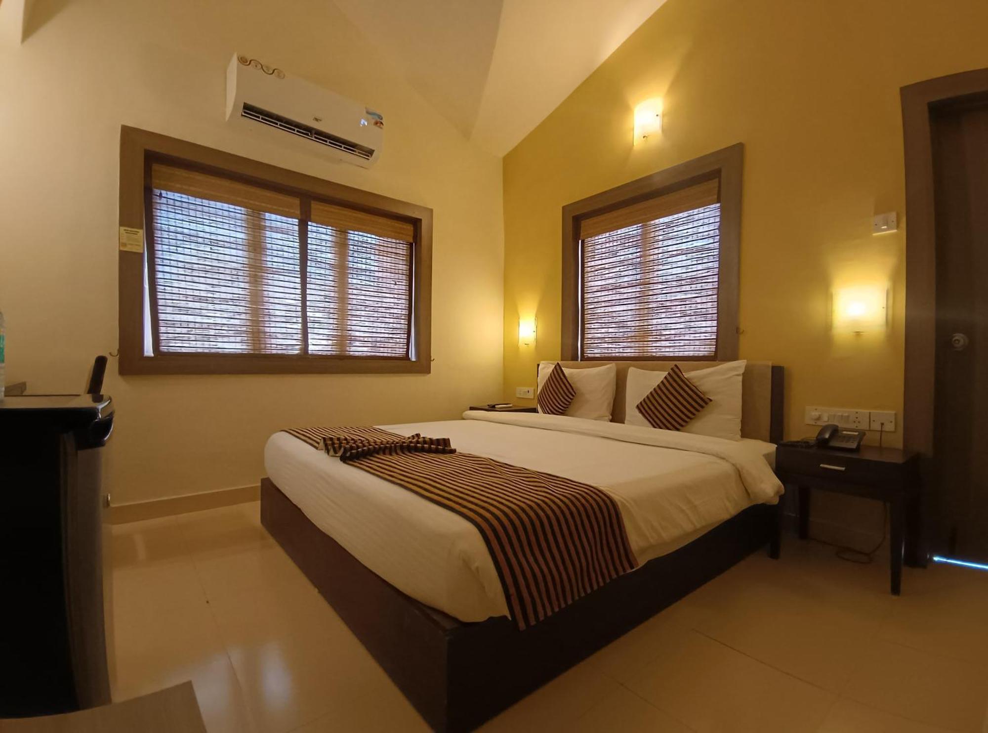 Golden Landmark Green Valley Beach Resort Dona Paula Bagian luar foto