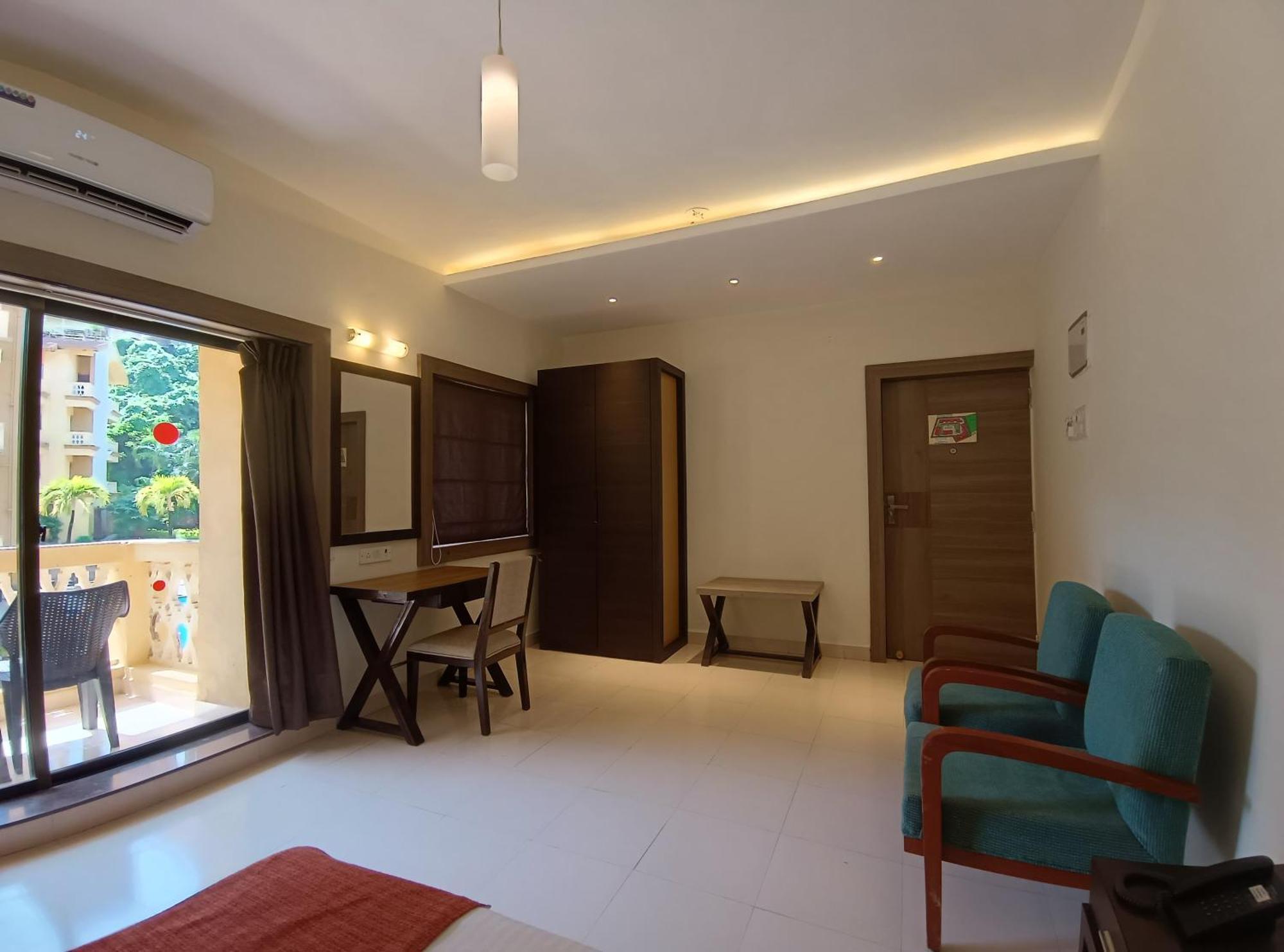 Golden Landmark Green Valley Beach Resort Dona Paula Bagian luar foto