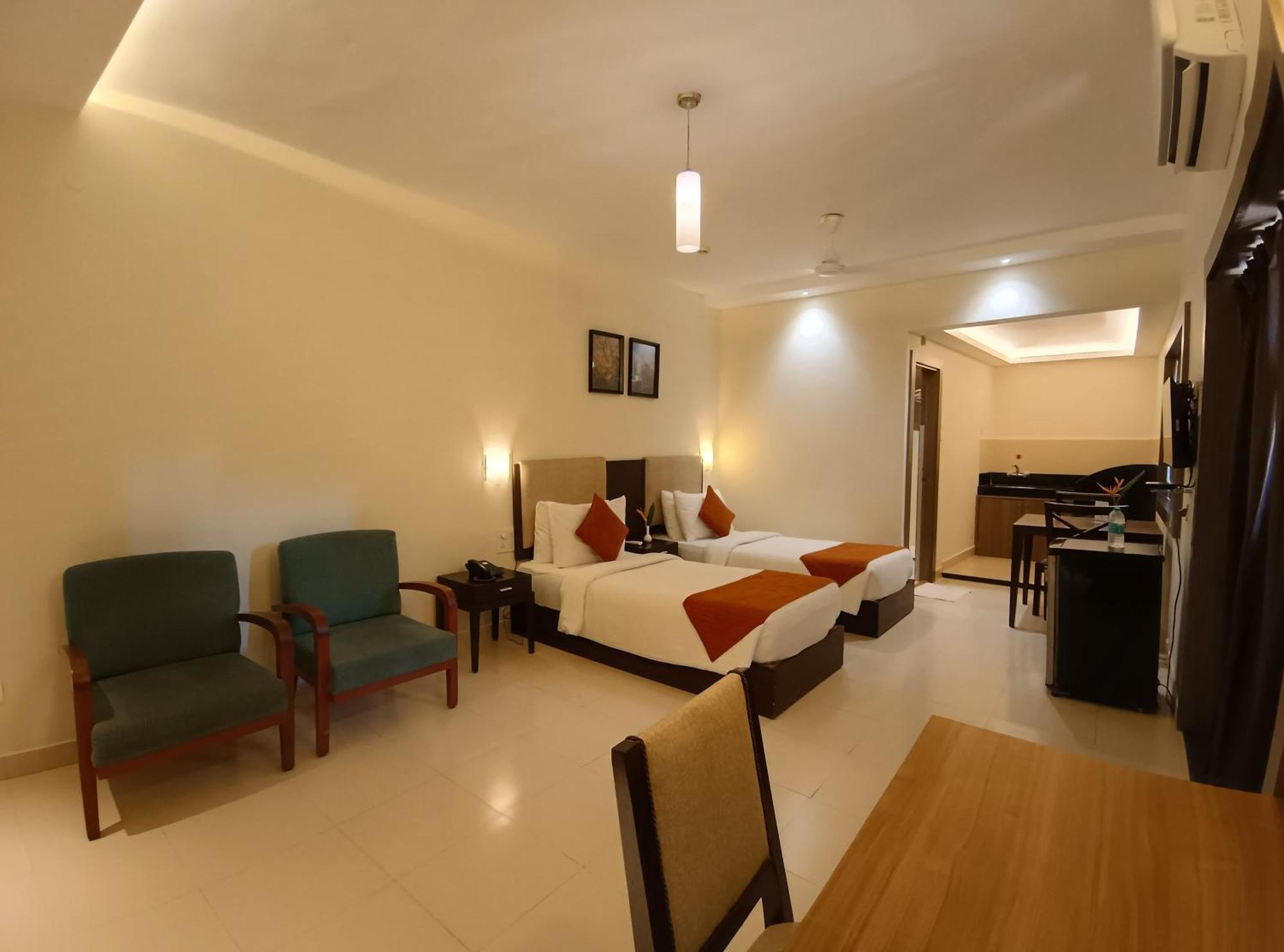 Golden Landmark Green Valley Beach Resort Dona Paula Bagian luar foto