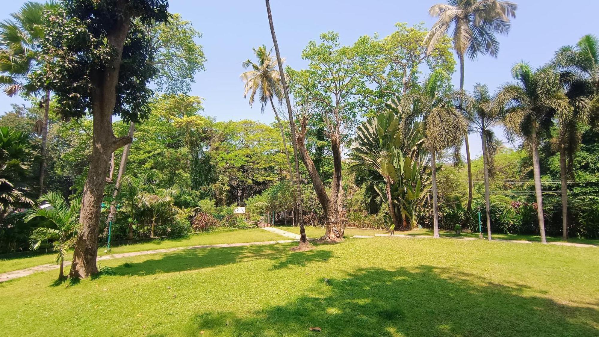 Golden Landmark Green Valley Beach Resort Dona Paula Bagian luar foto