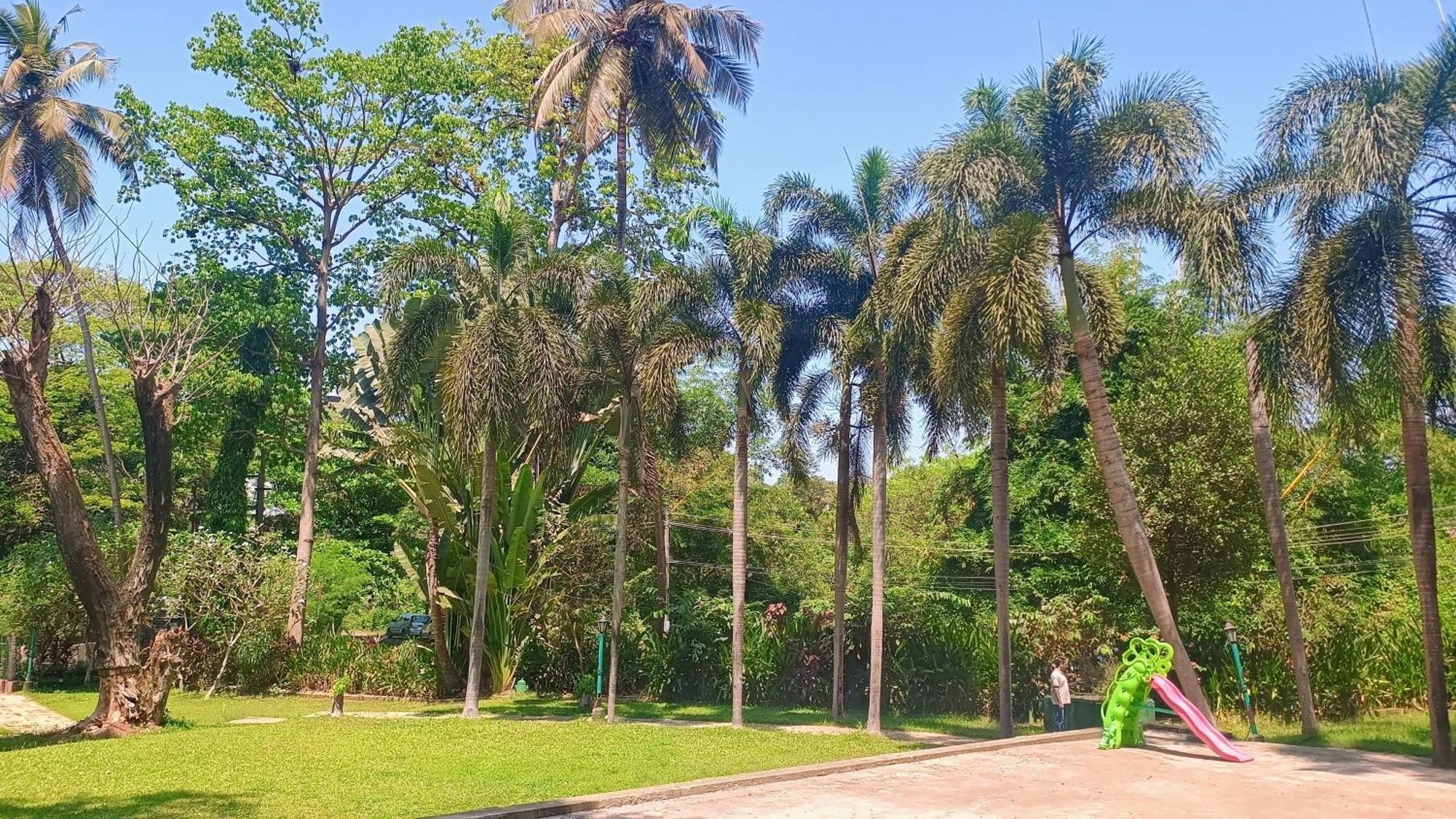 Golden Landmark Green Valley Beach Resort Dona Paula Bagian luar foto